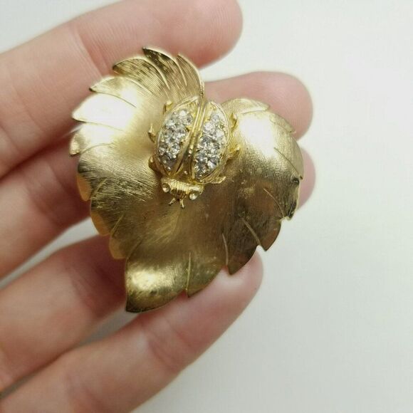 Vintage Ladybug on Leaf Gold Tone Brooch, Rhinestone Bug Insect, Lapel Pin - Picture 7 of 7